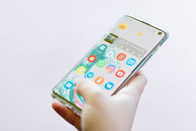 APP安装教程配图，展示智能手机屏幕与安装进度界面